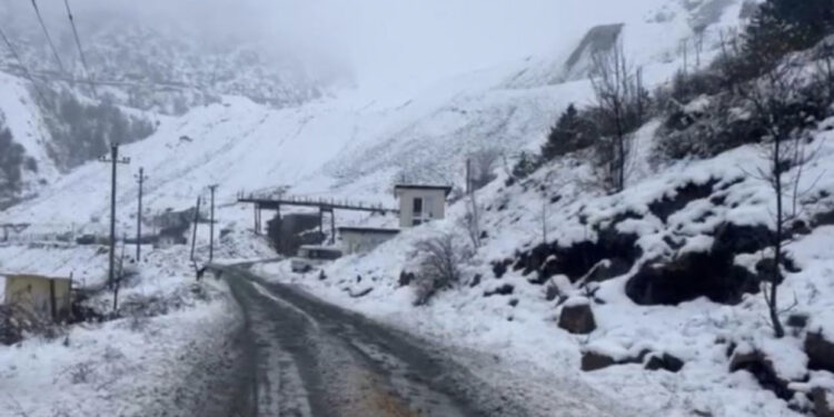 Dëbora “paralizon” Dibrën, pa energji elektrike dhe të bllokuar