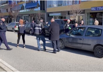 I futi plumbin fierakut! Vlonjati me tre emra ende në arrati