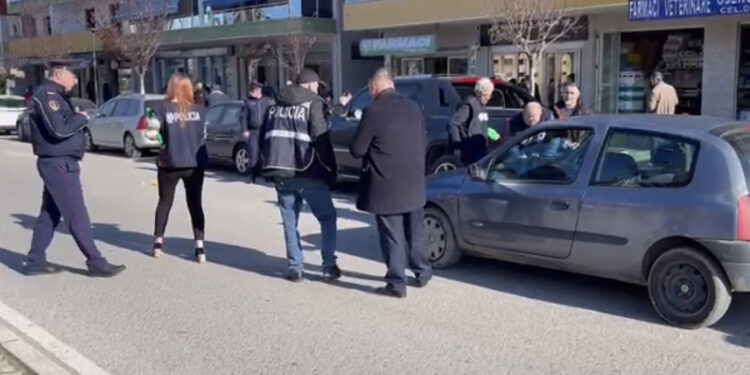 I futi plumbin fierakut! Vlonjati me tre emra ende në arrati