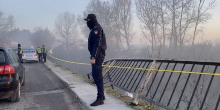 Targa ngeci mbi urë, po ku është i riu? Dy pistat për fatin e 26-vjeçarit nga Fieri