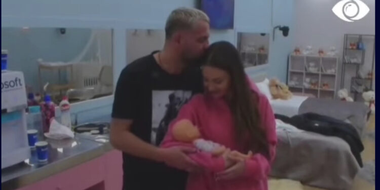 VIDEO/ Po çmendin të gjithë si prindër/  Puthje e përqafime mes Kiarës, Luizit dhe Arbanës së vogël