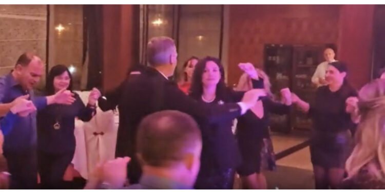 VIDEO/ “Elisa sa e bukur je”! Këngë e valle, darka ku Agron Çela tradhtoi Metën për Ramën