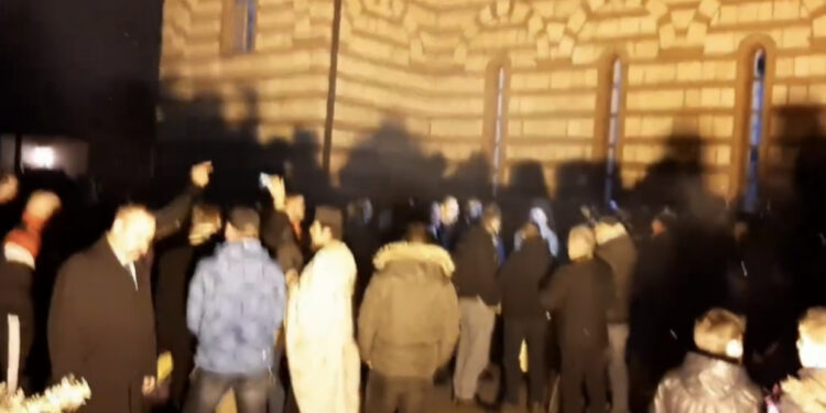 VIDEO/ “Turp të keni, shqiptarët na ruajnë!” Serbët në Kosovë thirrje kundër Petkoviç dhe Listës Serbe