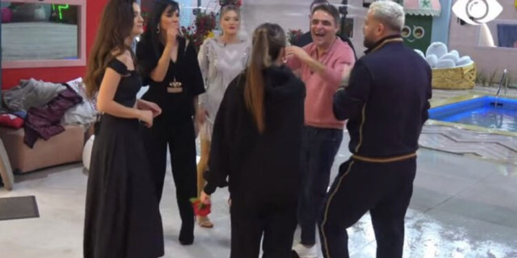 Banorët festojnë ditëlindjen e Kiarës, ja ata që nuk iu bashkuan festës?