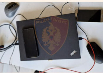 Tiranë/ Dyshohet se mashtronin persona të huaj përmes telefonit për të investuar në bursa fiktive, arrestohen dy persona
