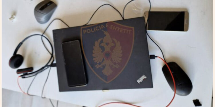 Tiranë/ Dyshohet se mashtronin persona të huaj përmes telefonit për të investuar në bursa fiktive, arrestohen dy persona