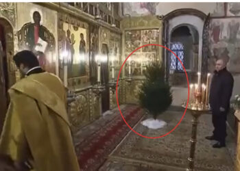 VIDEO/ Putin shfaqet në meshën e Krishtlindjes ortodokse ruse, vëmendjen e merr pema dhe prifti