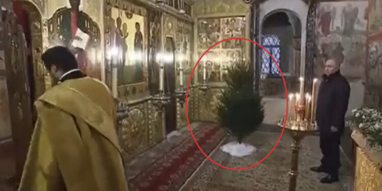 VIDEO/ Putin shfaqet në meshën e Krishtlindjes ortodokse ruse, vëmendjen e merr pema dhe prifti