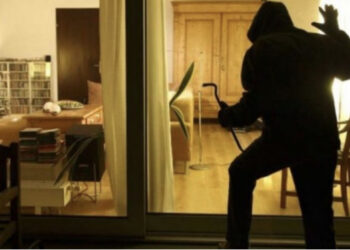 Hyri me dhunë në një banesë për të grabitur, i riu në Sarandë përplaset fizikisht me pronarin, ndërhyn policia