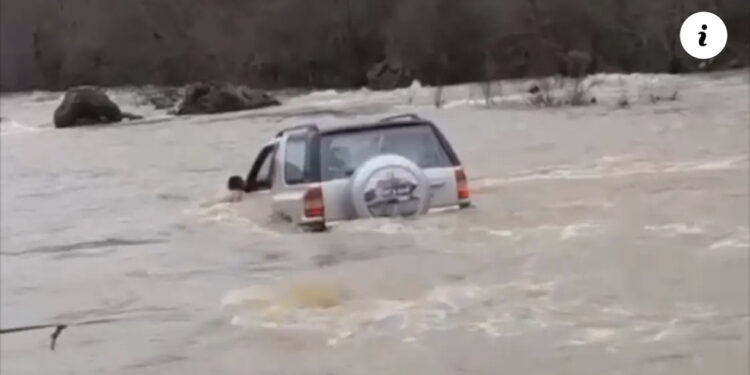 VIDEO-Po ktheheshin nga varrimi, përroi merr makinën me familjen me 5 anëtarë