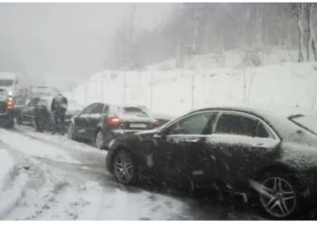 Dëbora bllokon Dibrën, policia njofton rrugët për lëvizje