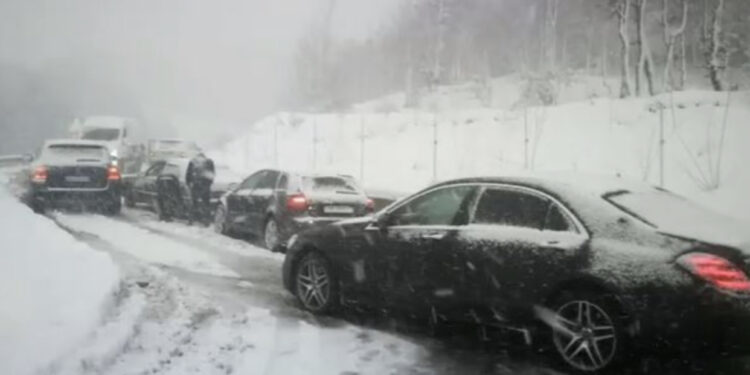 Dëbora bllokon Dibrën, policia njofton rrugët për lëvizje