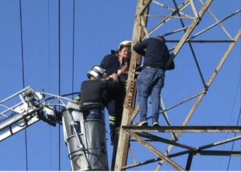 Kërcënuan se do të hidheshin nga shtylla e tensionit, zbriten 2 banorët e Bërxullës