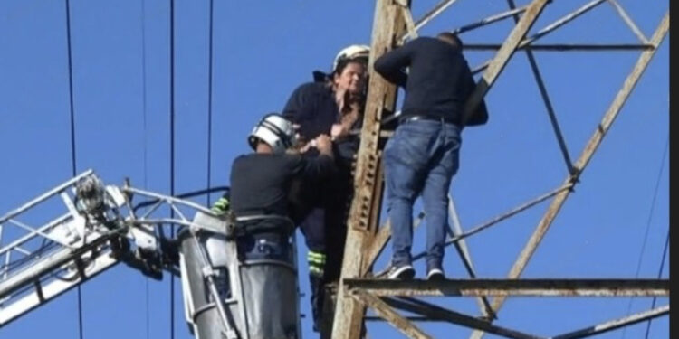 Kërcënuan se do të hidheshin nga shtylla e tensionit, zbriten 2 banorët e Bërxullës