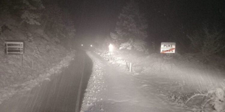 Reshjet e borës/ ARRSH: Këto janë akset problematike në vend, Bogë-Theth ende e bllokuar