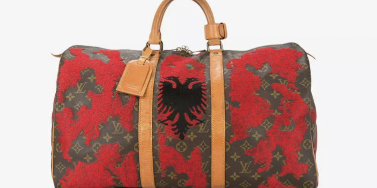 Gjiganti i modës “Louis Vuitton”, çantë të personalizuar me flamurin shqiptar, ja çmimi marramendës