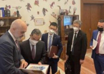 Skandali i McGonigal, Berisha publikon foton: Duçka i sjell Edi Ramës edhe delegacione zyrtare të huaja