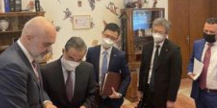 Skandali i McGonigal, Berisha publikon foton: Duçka i sjell Edi Ramës edhe delegacione zyrtare të huaja