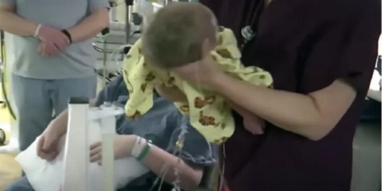 FOTO/ E rrallë, lind në Brazil foshnja 7.3 kilogram