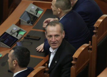 FOTO/ Tradhtoi Metën për Ramën! Agron Çela ulet mes socialistëve në Kuvend