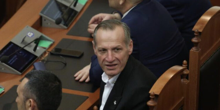FOTO/ Tradhtoi Metën për Ramën! Agron Çela ulet mes socialistëve në Kuvend