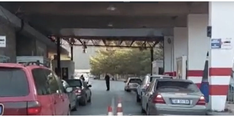 Kaluan festat e fundvitit në atdhe, emigrantët largohen nga Shqipëria, mbi 7 mijë dalje në 24 orë nga pikat kufitare