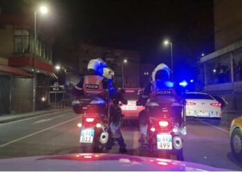 E kapën dhe e liruan të kërkuarin për 10 mijë euro, burgosen dy policët