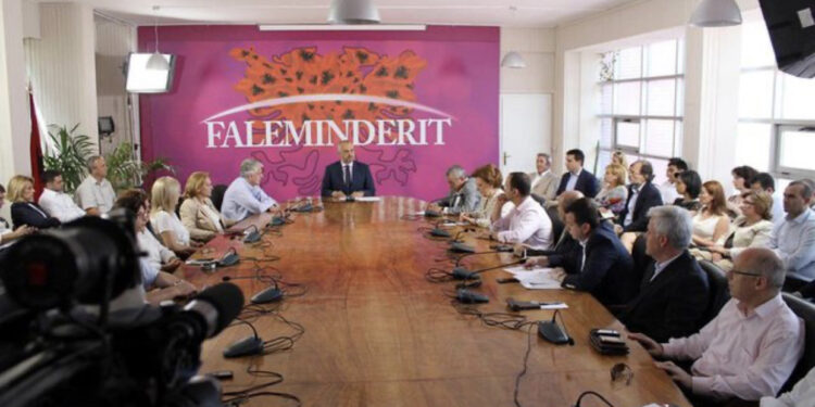 PS mbledh sot grupin parlamentar, çështjet që priten të diskutohen