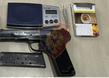 Dy vëllezër në makinë me armë dhe drogë! Njëri çohet në qeli