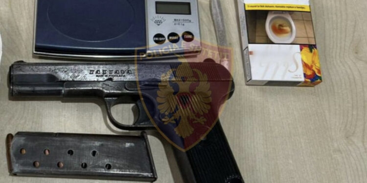 Dy vëllezër në makinë me armë dhe drogë! Njëri çohet në qeli