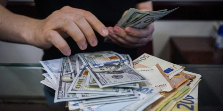 Këmbimi valutor: Forcohet Paundi dhe Dollari, Euro vazhdon në minimum!