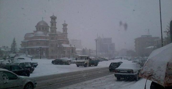 VIDEO/ Korça zbardhet nga dëbora, pamje të mrekullueshme nga qyteti sot!
