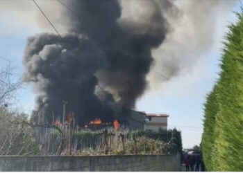 Flakët shkrumbojnë fabrikën e sfungjerit në Elbasan