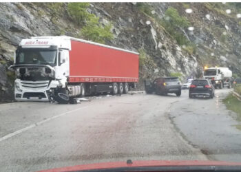 Alkooli i bëri hatanë, përplasen 4 makina në aksin Elbasan-Librazhd