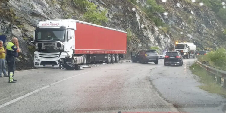 Alkooli i bëri hatanë, përplasen 4 makina në aksin Elbasan-Librazhd