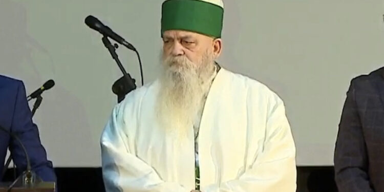 Baba Mondi merr titullin “Qytetar Nderi” në Vlorë, mesazh shqiptarëve: Mos e lini këtë vend të bekuar