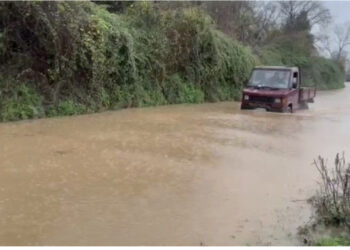 Përkeqësohet situata/ Shtohen sipërfaqet e përmbytuar në Shkodër dhe Lezhë, rruga e Obotit ende e pakalueshme