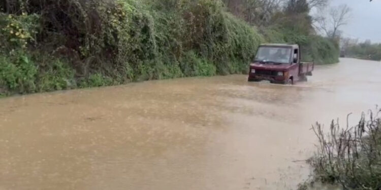Përkeqësohet situata/ Shtohen sipërfaqet e përmbytuar në Shkodër dhe Lezhë, rruga e Obotit ende e pakalueshme