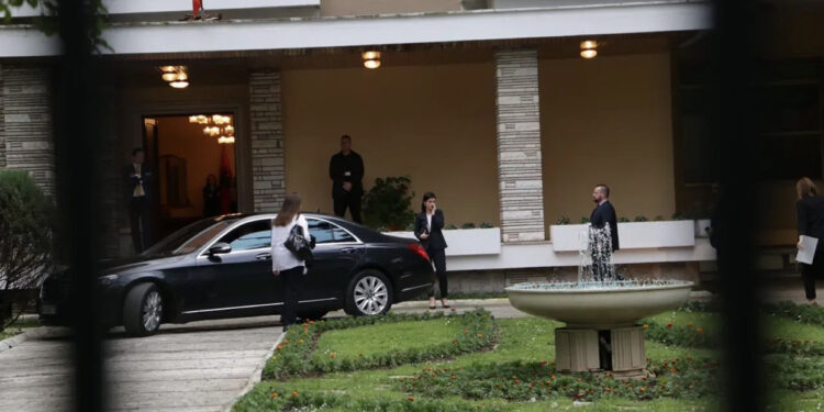 Rama mbledh qeverinë në Bllok