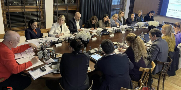 “Shumë për të thënë e për të bërë”, Edi Rama ndan pamje nga diskutimet me kabinetin qeveritar në Vilën 31