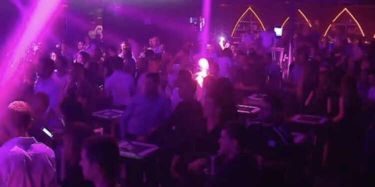 Kuksianët sherr me armë me kosovarët në një lokal nate në Prizren, 1 i vdekur!