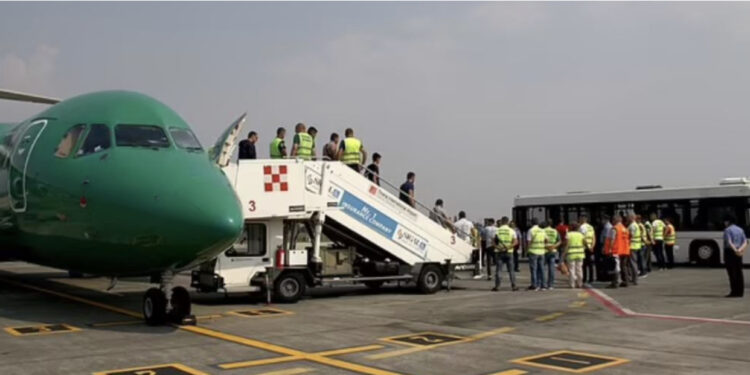 FOTO/ Britania e Madhe kthen 26 shqiptarë, disa prej tyre të dënuar për krime!