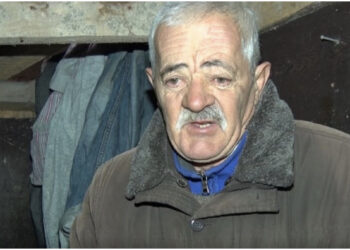 Ish i burgosuri politik në mëshirë të fatit, prej muajsh pa pension poshtë urës