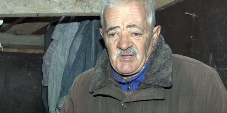 Ish i burgosuri politik në mëshirë të fatit, prej muajsh pa pension poshtë urës