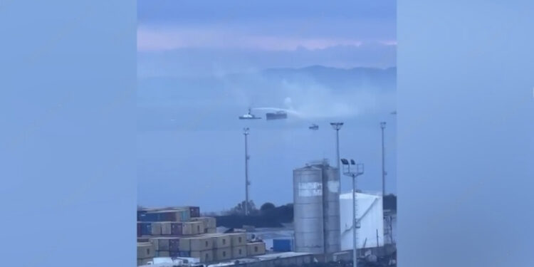 Zjarr pranë Portit të Durrësit, merr flakë anija me flamurin panamez