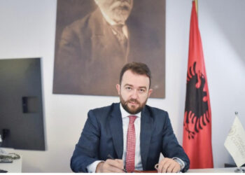 “Më dhemb zemra”! Sekretari i “Financave” çohet me urgjencë nga burgu në spital