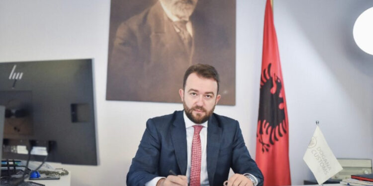 “Më dhemb zemra”! Sekretari i “Financave” çohet me urgjencë nga burgu në spital