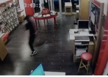 VIDEO/ Tek goditje dhe vrap! Momenti kur hajdutët grabisin dyqanin dhe shtëpitë në Vlorë