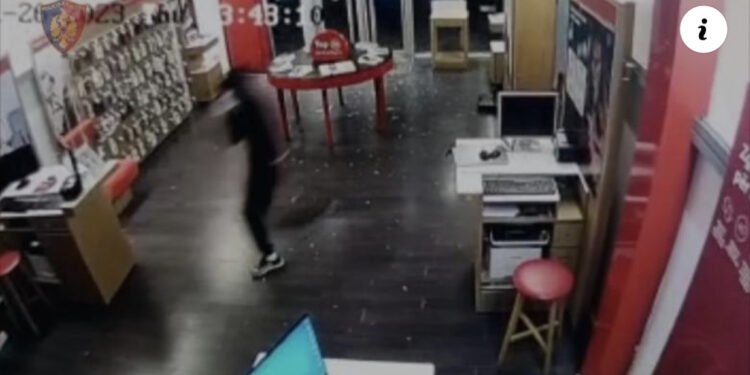 VIDEO/ Tek goditje dhe vrap! Momenti kur hajdutët grabisin dyqanin dhe shtëpitë në Vlorë