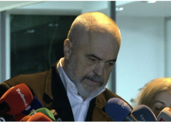 Amerikanët i kanë vënë vizën, Rama i tronditur para gazetarëve, “bombardohet” me pyetje për ish-zyrtarin e FBI-së